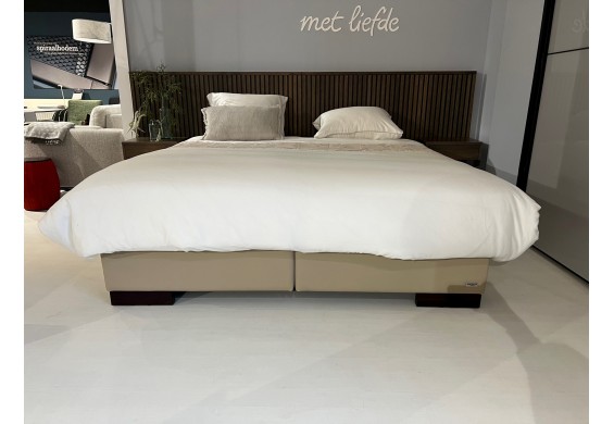Hoofdbord Marriot met een boxspring gecombineerd